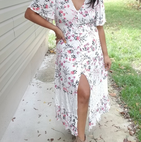 𝘽𝙊𝙂𝙊| TWIRLING IN FLORALS WHITE MAXI DRESS - Picture 8 of 16